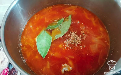 Приправьте блюдо лавровым листом, смесью перцев. Посолите по вкусу. 