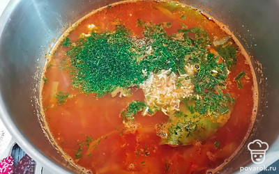 Добавьте нарезанный укроп, сельдерей и чеснок. Проварите еще пару минут. Дайте настояться 10 минут. 