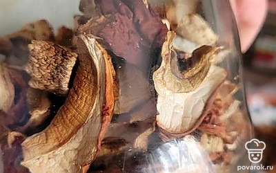 Сушеные грибы замочите в кипятке на два часа.