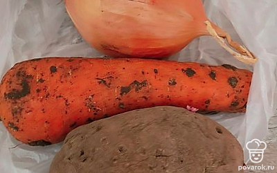 Почистите картошку, лук и морковь.