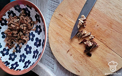 Грибы промойте и мелко нарежьте.