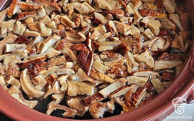 В кипящую воду опустите грибы.