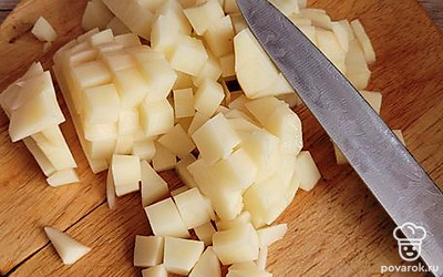 Нарежьте картошку кубиками и отправьте в бульон.