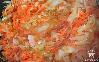 Лук и морковь обжарьте на подсолнечном масле вместе с квашеной капустой.