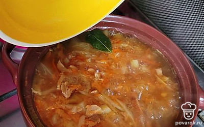 Соедините все ингредиенты в кастрюле, добавив перец и лавровый лист. Варите 40 минут (от начала приготовления бульона).