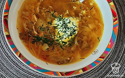 Украсьте сметаной и зеленью. Приятного аппетита.