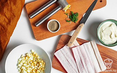 Сделайте начинку. Отваренные яйца очистите и мелко нарежьте. Сыр и чеснок натрите на мелкой терке. Измельчите укроп. В миске смешайте яйца, сыр, чеснок, укроп, соль, перец. Хорошо перемешайте до консистенции крема.