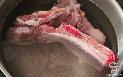 Мясо помойте, залейте водой. Посолите и варите 1 час. 
