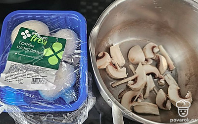 На растительном масле обжарьте грибы.