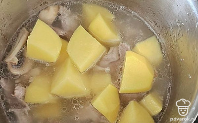 Картошку нарежьте кубиками, добавьте в суп. Варите 10 минут.