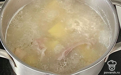 Затем добавьте макароны и зелень. Варите 10 минут.