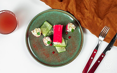 Готовое блюдо разрежьте кусочками, разложите порционно на тарелки и украсьте листиками петрушки.