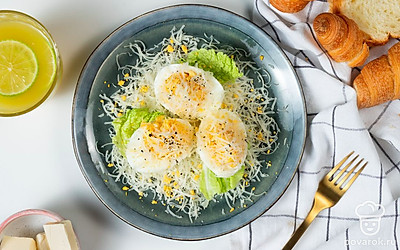 Подавайте фаршированные яйца на блюде, застеленном листовым салатом.