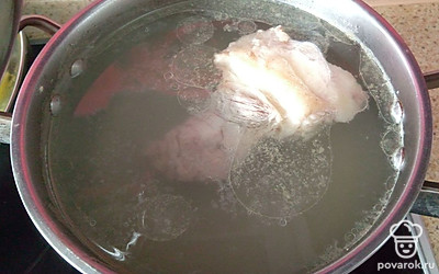 Подготовьте все ингредиенты. Говядину промойте, залейте холодной водой и поставьте вариться. Снимите пену.