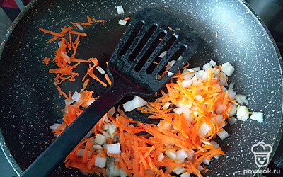 Пока варится говядина, очистите лук и морковь. Лук нарежьте кубиками, морковь натрите на терке. Картофель очистите. Лук и морковь обжарьте на растительном масле до золотистого цвета.