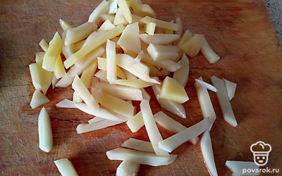 Картофель нарежьте брусочками. Когда сварится бульон, мясо достаньте из кастрюли, а картофель отправьте вариться в бульон. Томите 10 минут. Посолите.