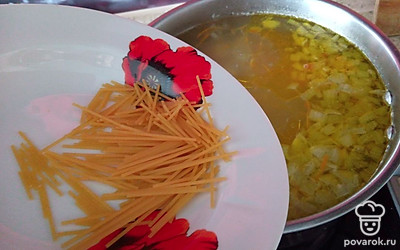 Зажарку отправьте в бульон, а также макароны, можно тонкие. Варите еще 5-7 минут.