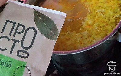 Добавьте лавровый лист. Мясо отделите от костей и отправьте в суп. Досолите по вкусу. 