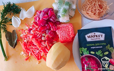 Помойте и почистите овощи, воду поставьте на огонь.