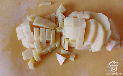 Картофель нарежьте небольшим кубиком. Остальные овощи у меня были нарезаны (я достала их из морозилки). При необходимости нарежьте овощи.