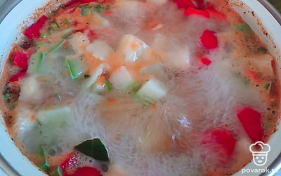 В кипящую воду добавьте кукурузу, картофель, болгарский перец, кабачок, лавровый лист и вермишель. Варите 20 минут до готовности картофеля. Если вермишель у вас варится быстрее, добавьте ее позже.