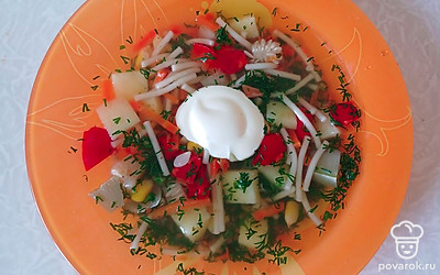 Подавайте суп с постным майонезом, посыпав свежей зеленью укропа.