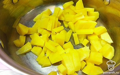 Картошку почистите и нарежьте, выложите в кастрюлю. 