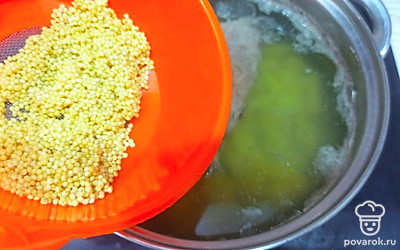 Далее промойте пшено и добавьте в суп, варите еще 10 минут. 