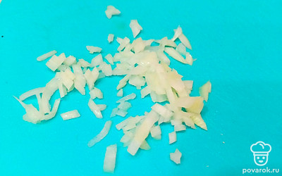 Репчатый лук мелко нарежьте и добавьте в суп. 