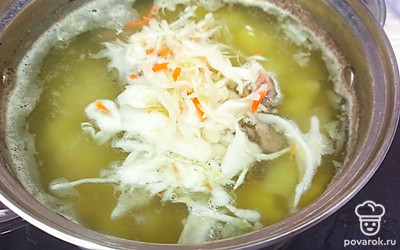 Затем добавьте в суп квашеную капусту и соль. Варите еще 5 минут и снимите кастрюлю с плиты. 