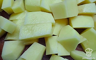 Очистите картофель и нарежьте кубиком.