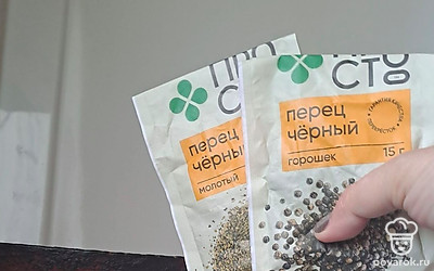 Всыпьте приправы: перец горошком, перец молотый. Добавьте зелень, можно положить немного чеснока. 