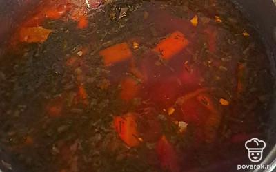 Как все протушится, соедините с говяжьим бульоном. Можно сделать блюдо более жидким, можно по гуще. Кто как любит.