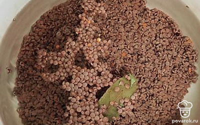 Чечевицу промойте, засыпьте в воду и поставьте на медленный огонь. Добавьте перец горошком 5-6 штук и лавровый лист небольшой. Воду при этом не солите.