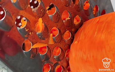 Натрите морковь на крупной терке.