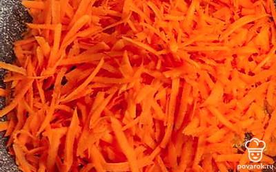 Засыпьте на сковороду с оливковым маслом.