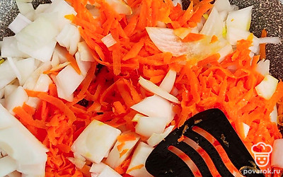 Нарежьте и высыпьте туда же лук. Пассеруйте на слабом огне до закипания чечевицы 10-15 минут.