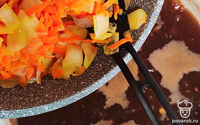 Высыпьте поджарку в кастрюлю с чечевицей. Лавровый лист из кастрюли не забудьте вытащить.