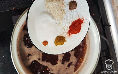 Добавьте приправы по вкусу. У меня острый перец, молотый сушеный чеснок, черный перец, хмели-сунели и паприка сладкая, соль.