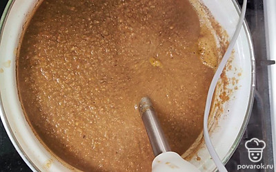 Блендером превратите в однородную массу. Будьте аккуратнее, суп начинает булькать и можно обжечься. Варите так 3-5 минут.