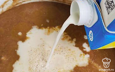 Добавьте сливки. Если боитесь, что могут свернуться, можете немного развести их с водой. Дайте закипеть.