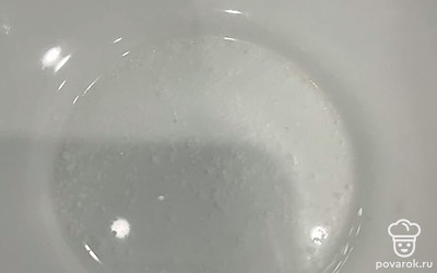 В глубокую миску всыпьте щепотку соли.