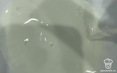 Влейте молоко и все перемешайте.