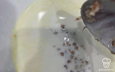 Всыпьте в молоко гречку.