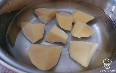 Картошку помойте и очистите. Для того, чтобы сократить время варки, нарежьте картошку на небольшие части. Залейте водой. На одну порцию достаточно 500-700 миллилитров и варите до готовности. 