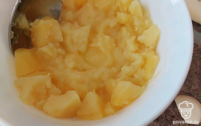 После того, как картофель сварился, выложите его на тарелку. Ложкой разомните, но не полностью.