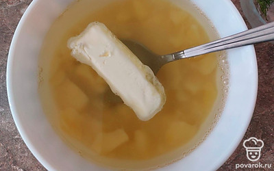 Залейте получившееся водой, в которой варился картофель. Добавьте сливочное масло.