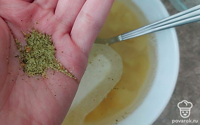 Посолите по вкусу, можете добавить специи. Уже на этом этапе картофельный суп готов, но для пикантности и аромата дополните еще несколькими ингредиентами. 