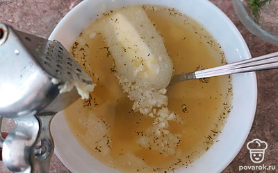 Пропустите чеснок через пресс.