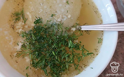 Добавьте любую свежую зелень.